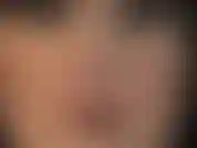 Herrin vivian blickt direkt in deine seele. Extreme nahaufnahme meines gesichts mit schwarzer perücke.