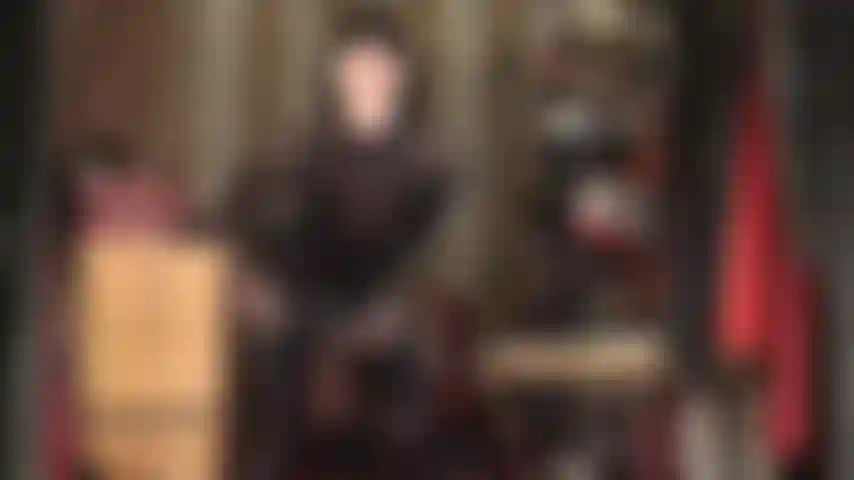 Satinhöschen, weichei – du hast eine schwäche für schöne, seidig weiche höschen. Oh, das gefühl und der geruch der getragenen höschen der herrin. Los, schnupper daran, befühl sie überall, zieh sie an und reibe dich.