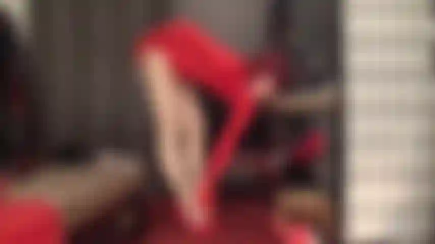 Sinnliches fuß- und bein-teasen in glänzenden hautfarbenen strumpfhosen. Die herrin kennt ihre schwäche für ihre langen, glänzenden beine, ihre perfekten füße, ihre hohen fußgewölbe …