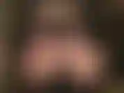 Sinnliche verführung durch arschverehrung – in mehrere nylonschichten gekleidet, strumpfhosen über strümpfen, fährt die herrin mit ihren behandschuhten fingern über ihren perfekten runden arsch in nylons und nackt, mit heruntergelassenen strümpfen, in einem winzigen tanga.