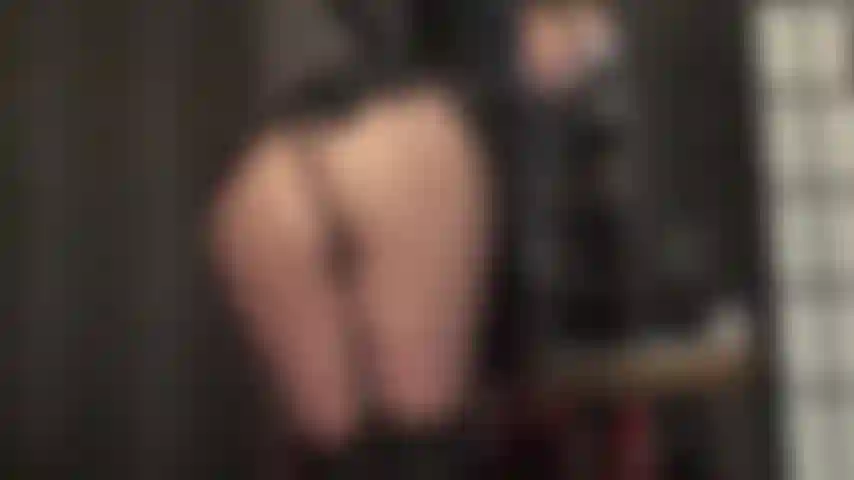 Facesitting in strumpfhosen und leder – umgeben vom geruch ihres warmen leders senkt die herrin ihren strumpfhosenarsch auf dein gesicht, ihre lederfinger necken dein arschloch.