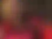 Aufregende beinansichten in mehrlagigen netzstrumpfhosen mit naht über glänzenden nylons.