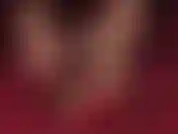 Sexy heeljob in hautfarbenen, durchsichtigen strumpfhosen und heißen, roten, glänzenden stilettos.