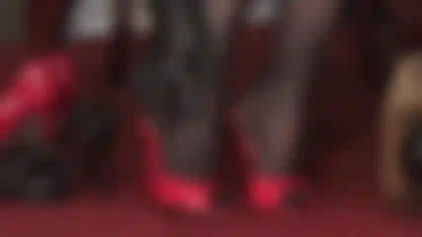 Eine keusche fuß-sub – du, meine schwache kleine fußschlampe, kannst nicht länger mit dem schwanz spielen, der meiner herrin gehört. Die herrin lässt dich auf ihre absätze und füße starren, während sie deinen geilen kleinen schwanz neckt und quält.