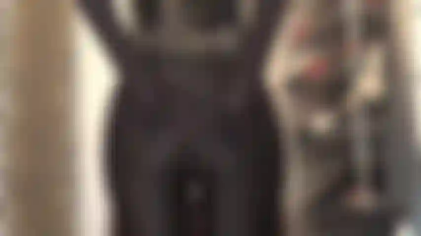 Enge spandexhosen und handschuhe, arschverehrung und tattoo-verehrung auf dem bauch der herrin.