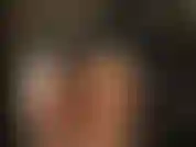 Bewundern sie den wundervollen runden hintern der herrin in engen vinyl-shorts und glänzenden strumpfhosen.