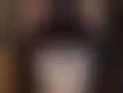 Knie dich hinter mich und bete meine nylonbeine und meinen perfekten hintern an, der in mehrere lagen strumpfhosen und strümpfe gehüllt ist. Küss sie. Wie ich langsam diese nylonschichten herunterziehe ...