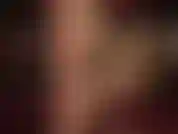 Eine nahaufnahme der baumelnden königin, die sexy schuhspiele mit glänzenden strumpfhosen und hautfarbenen plateauschuhen ausführt. ( Klein).