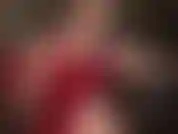 Herrin vivian macht einen handjob in heißen roten langen lycra-handschuhen.