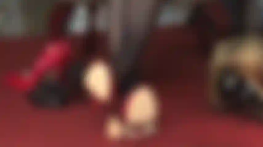 Schlaffer sklavenschwanz ist die fußstütze von herrin vivian. Ihr stilettoabsatz in deinem schritt bearbeitet deinen schlaffen schaft. Die herrin weiß, dass es zeit ist, dich in keuschheit zu zwingen.