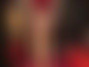 Schichten glänzender strumpfhosen – 2 paar der glänzendsten strümpfe, die sie an den perfekten beinen, dem hintern und den füßen ihrer herrin so lieben, zusammen mit heißen roten satinhöschen.