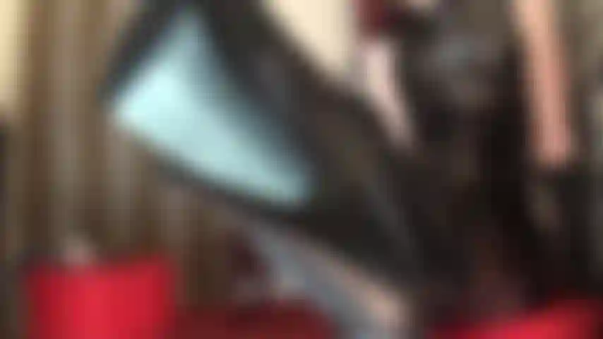Eine herrin für lederstiefel – ihr leder-sub-herz schlägt ein wenig schneller, wenn die herrin ihre sammlung von kniehohen lederstiefeln, overknees und lackstiefeln vorführt und sie mit ihren in lederhandschuhen steckenden händen an ihrem schwanz fertig macht.