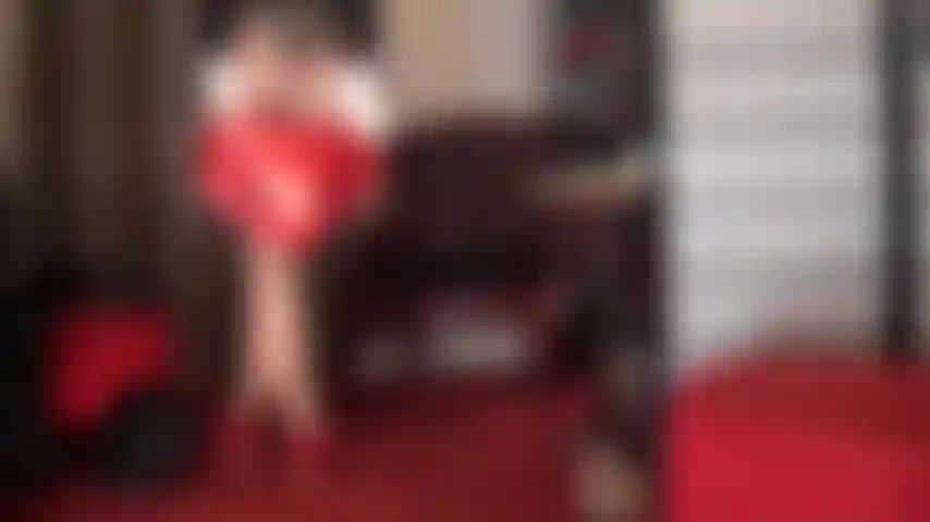 Die beine und hintern verehrt – heiße rote metallic-shorts in golden glänzenden strumpfhosen und schwarzen nylonschichten mit nähten, absätzen und stiefeln.