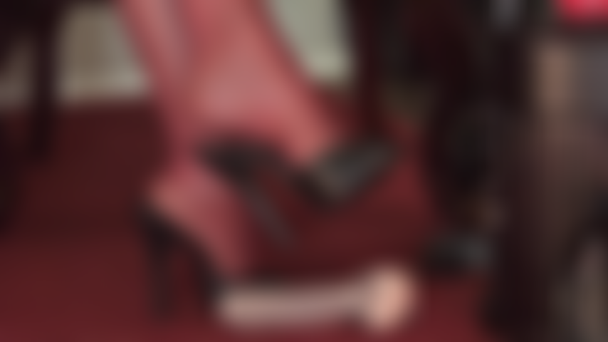 Wunderschöne pantoletten aus leder mit offener spitze zerstören den schwanz deines sklaven. Beim anblick der wunderschön geformten füße der herrin in glänzenden rotbraunen strumpfhosen, die deinen schwanz zerquetschen, bist du schwach und unterwürfig.