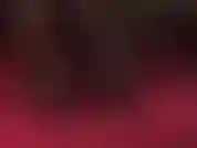 Knie zu meinen füßen, sklave. Verbeuge dich und bete die perfektion in schwarzen strumpfhosen und peeptoe-pumps an.