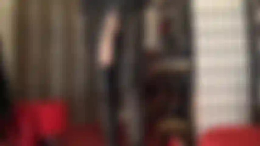 In schwarzes leder gekleidet und weiß, dass ihr riesiger, fleischiger schwanz deine größte schwäche ist. Dieser dicke weiße schwanz gehört dir, damit du ihn anbetest, während die herrin ihn streichelt und in dich stößt, arschverehrung, zungen- und dekolleté-teaser inklusive.