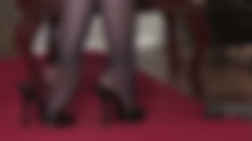 Diese lederpantoletten sehen an den nylonfüßen von herrin vivian einfach umwerfend aus und betonen ihre hohen fußgewölbe.