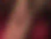 Schlüpfe in schwarze, durchsichtige strumpfhosen und schwarze hosen und necke in nahaufnahme mit sexy, weichen nylonsohlen und -zehen.