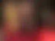 Während der halbtransparente rock langsam höher gleitet, kommen die wunderbar glänzenden strumpfhosen- und strümpfe zum vorschein. Verehre hübsche weiße spitzenstrümpfe unter braunen, glänzenden strumpfhosen.