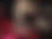 Herrin neckt, indem sie mit strumpfhosenarsch, hohem tanga und sexy rücken im spitzenkleid auf ihrem gesicht hockt.