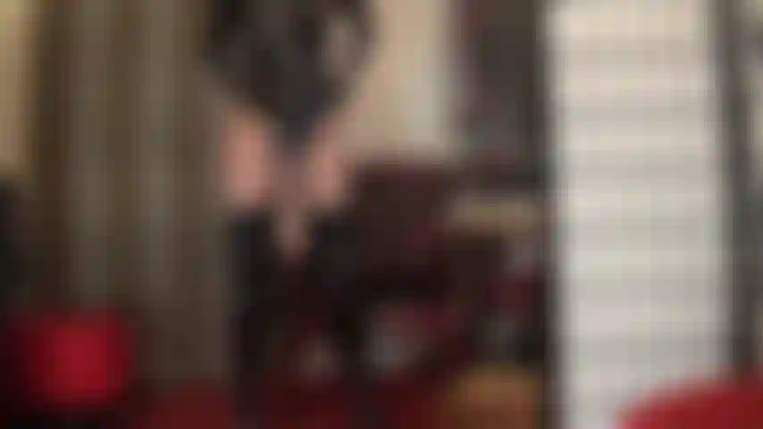 Ein heißer arsch und ein fleischiger großer schwanz – der dicke strap-on der herrin sieht besonders lecker aus, wenn die herrin ein heißes pvc-outfit, glänzende hellbraune strumpfhosen und extra lange lackstiefel trägt.