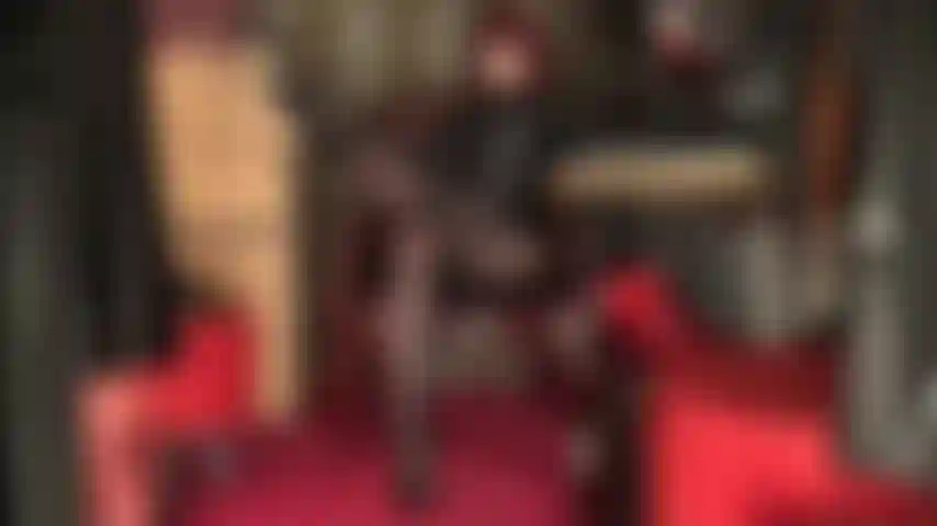 Hypnotisiert von den strumpfhosenbeinen der göttin – ein sich langsam bewegender glänzender absatz, lange nylonbeine, glänzendes vinyl … deine göttin kennt all deine schwächen und nutzt sie, um deinen körper und deinen unterwürfigen geist zu kontrollieren.