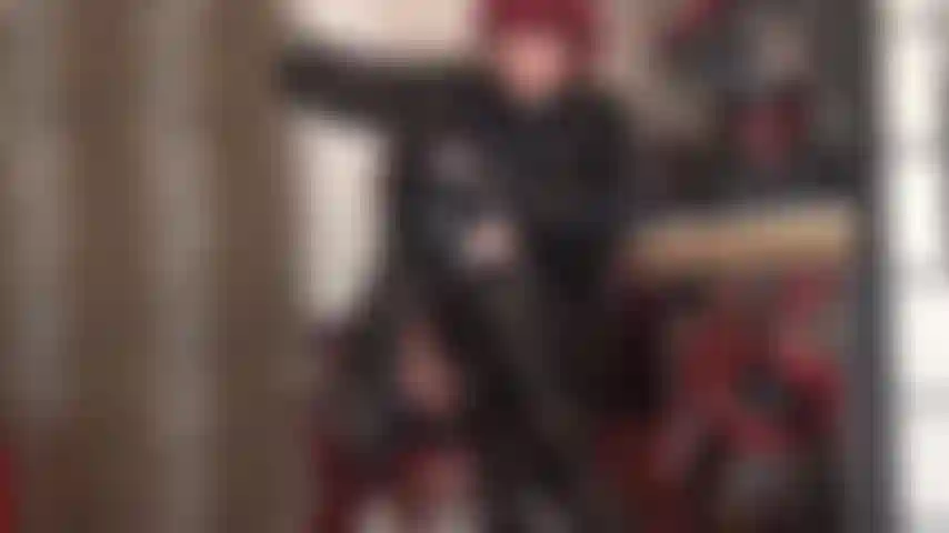 Fieser handjob mit handschuhen, der sich auf die empfindliche eichel konzentriert. Dein sklavenschwanz kann die grobe behandlung der herrin kaum ertragen, aber sie weiß, wie sie dich vom schreien abhält ...