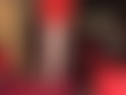 Eine verführerische reizwäsche mit nylonfüßen und beinen in hauchdünnen, hautfarbenen, gestreiften strumpfhosen.