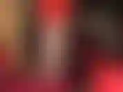 Eine verführerische reizwäsche mit nylonfüßen und beinen in hauchdünnen, hautfarbenen, gestreiften strumpfhosen.