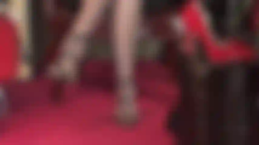 Liebhaberin von high heels und schwänzen – herrin verführt dich dazu, ihren absatz zu lecken – schön langsam, los, leck… jetzt lutsch ihn… genau wie ein schwanz. Wenn du bereit für mehr bist, gibt dir die herrin ihren leckeren großen schwanz.