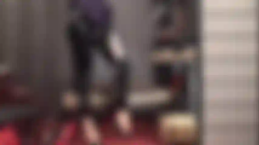 Strap-on-dominanz und arschverehrung in glatten schwarzen pvc-leggings – die herrin stößt ihren dicken, mit nylon bedeckten schwanz in deine ficklöcher.