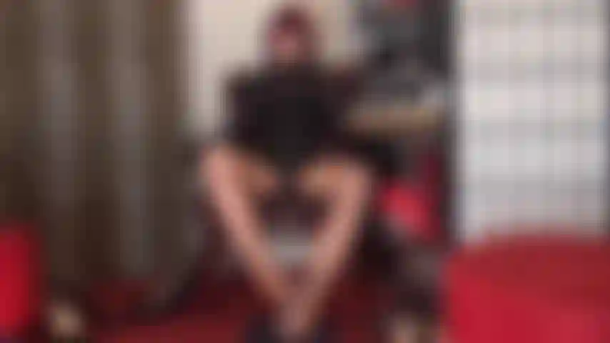 Unordentlicher strumpfhosen-footjob mit einem mit spucke bedeckten dildo und nylonfüßen.