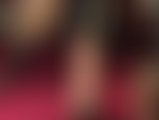 Hier gehörst du hin – bete zu meinen füßen, lass dich von meinem baumeln und meinen schuhspielen necken, mit der reitgerte in der hand.