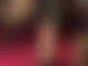 Hier gehörst du hin – bete zu meinen füßen, lass dich von meinem baumeln und meinen schuhspielen necken, mit der reitgerte in der hand.