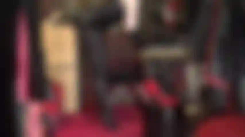 Blickdichte strumpfhose von wolford – was für eine tolle schwarze nahtstrumpfhose. Bete meine weichen nylonsohlen und meinen perfekten arsch an, bevor ich von dir verlange, deinen sklavenschwanz in meine roten stilettos zu stopfen.