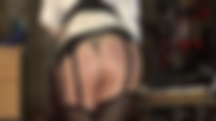 Arsch und füße in glänzenden strümpfen und strumpfbändern über hautfarbenen strumpfhosen – die herrin trägt ein sexy satin-outfit mit strumpfband mit 12 riemen und nylons und neckt mit ihrem fantastischen arsch und ihren füßen.