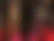 Herrin, reibt deinen schwanz an ihren sexy schwarzen lederstiefeln und handschuhen.