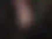 Die ledergöttin, neckt mit dem heruntergelassenen reißverschluss ihres oberteils und gewährt so den blick auf einen hübschen spitzen-bh und ein dekolleté.