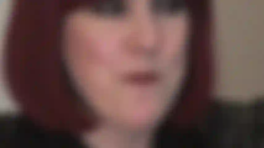 Sehne mich nach dem geschmack von herrin vivians spucke und nackten zehen – ein mund voller spucke ist genau das, was du jetzt brauchst. Sobald ich ihn mit meinem leckeren speichel gefüllt habe, werde ich meine nackten zehen in deinen sklavenmund stecken.