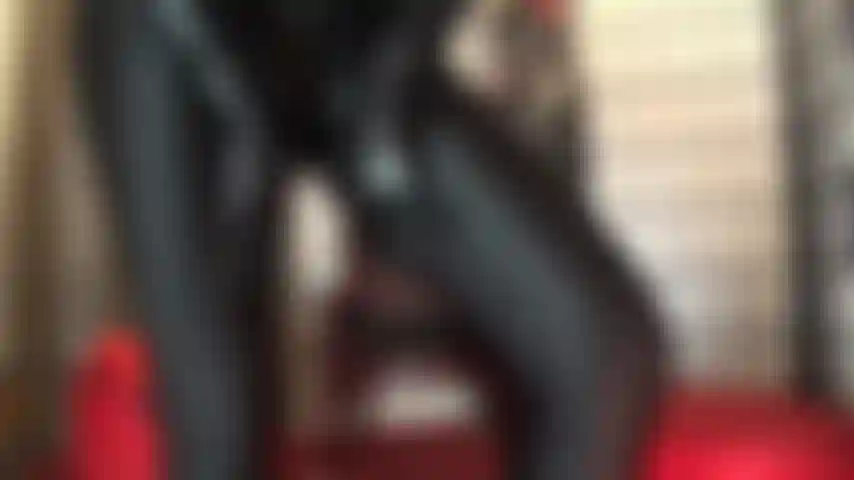 Enge schwarze spandex-leggings, glänzende latexhandschuhe und spucke – herrin bringt sie beim anblick ihres unglaublichen hinterns in glänzenden lycra-hosen zum sabbern. Diese glatten hände in gummihandschuhen und der spucke der herrin bringen sie zum zappeln.