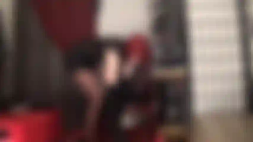 Eine lederherrin, die diesen großen weißen schwanz für deinen hurenmund einfach unwiderstehlich aussehen lässt.