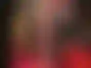 Die einen mit einem strumpf bedeckten dildo wichst.