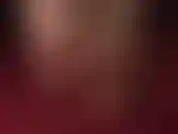 Ihre nylongöttin neckt in nahaufnahme mit ihren sexy zehen, hohen bögen und weichen sohlen in hautfarbenen gestreiften strumpfhosen, so durchsichtig, so perfekt.