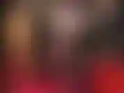 Die langen beine einer göttin in schwarzen strümpfen mit spitzennaht und blauen metallic-pumps, passend zum heißen latexkleid. Das lange nylonbein ist einer deiner fetische. Von der du deine augen einfach nicht abwenden kannst.