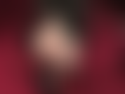 Ein vergnügen für unterwürfige füße – überkreuzte knöchel, baumelnde pumps mit roten sohlen geben einen blick auf die wundervollen nylonfüße der herrin in hauchdünnen, glänzenden strumpfhosen frei.