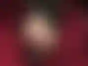 Ein vergnügen für unterwürfige füße – überkreuzte knöchel, baumelnde pumps mit roten sohlen geben einen blick auf die wundervollen nylonfüße der herrin in hauchdünnen, glänzenden strumpfhosen frei.