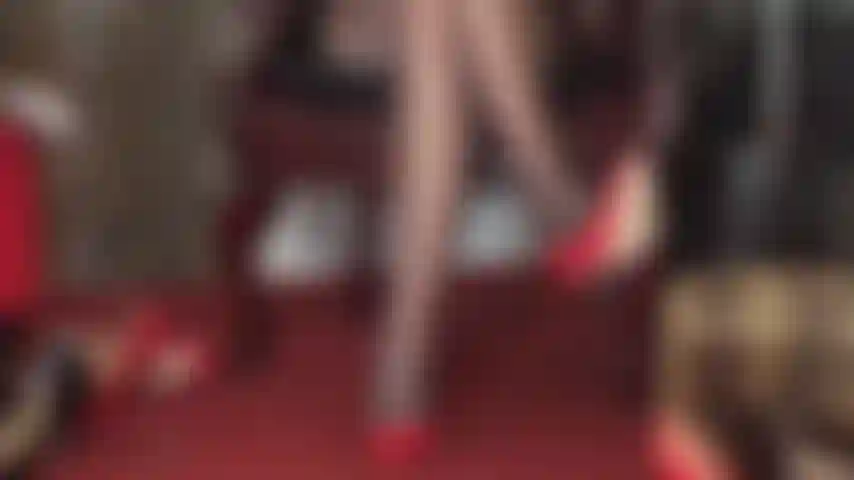 Stilettos und reitgerte – die absätze der herrin haben die macht und kontrollieren den grad der lust und des schmerzes, den dein schwanz empfindet.