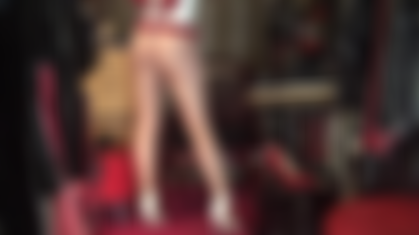 Füße und arsch in strumpfhosen machen dich so an, dass du deinen sklavenschwanz an diesen weichen sohlen reiben und ihn in meinen schuh stopfen möchtest.