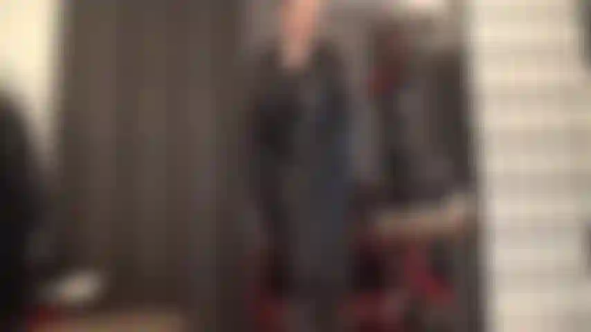 Die lederherrin hat eine leckere schwanzüberraschung unter ihrem rock. Plötzlich kannst du deine augen nicht mehr von ihrem großen schwanz abwenden und ertappst dich dabei, wie du ihn lutschst.