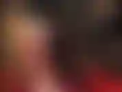 Eine göttin, die schwänze melkt, in diesem tollen gummi-outfit mit spitzenstrümpfen über latex. Die arsch anbetet und schwänze neckt.